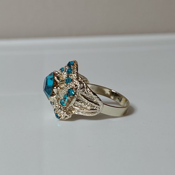 Size 7 Gold Tone Ring With Greenish Blue Plastic Stones - Picture 2 of 9
